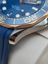 Thumbnail von Omega Seamaster Diver 300 M 42mm 210.22.42.20.03.002 Blue dial Sedna Gold/Steel Very Good Full Set 11-2023