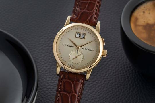  A. Lange & Söhne Saxonia Großdatum 18K (0,750) Gold Handaufzug 105.021 Box 