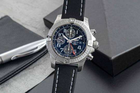  Breitling Avenger Chronograph GMT 45 Stahl Automatik Ref. A24315101B1X1 B&P New 