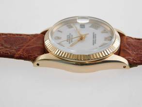 Thumbnail von Rolex Datejust 31 18 Karat Gelbgold Datejust 31 mm Medium mit Krokoband und original Schließe im Top Zustand von 1977 weiß / römisch