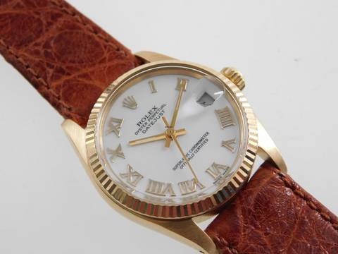  Rolex Datejust 31 18 Karat Gelbgold Datejust 31 mm Medium mit Krokoband und original Schließe im Top Zustand von 1977 weiß / römisch 