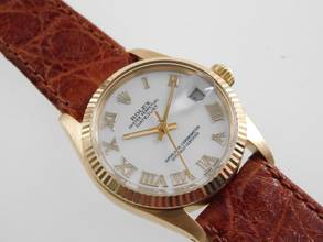  Rolex Datejust 31 18 Karat Gelbgold Datejust 31 mm Medium mit Krokoband und original Schließe im Top Zustand von 1977 weiß / römisch 