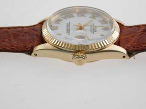Thumbnail von Rolex Datejust 31 18 Karat Gelbgold Datejust 31 mm Medium mit Krokoband und original Schließe im Top Zustand von 1977 weiß / römisch