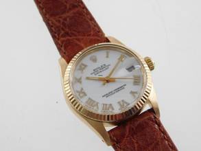 Thumbnail von Rolex Datejust 31 18 Karat Gelbgold Datejust 31 mm Medium mit Krokoband und original Schließe im Top Zustand von 1977 weiß / römisch