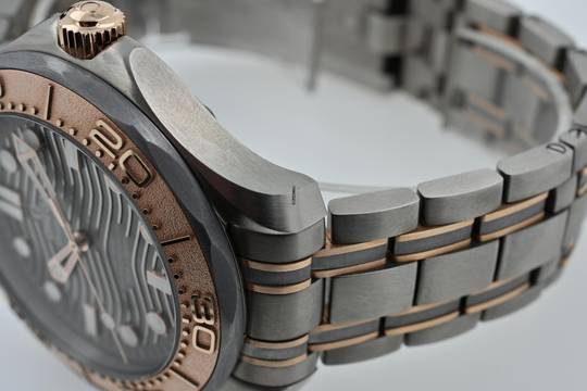  Omega Seamaster Diver 300 M Professional 300M Limited Edition Titanium Sedna Gold 21060422099001 