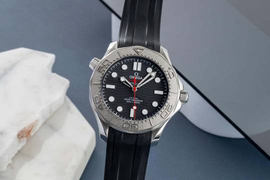  Omega Seamaster Diver 300 M ''Nekton'' Edelstahl / Titan Ref. 210.32.42.20.01.002 B&P 2024 