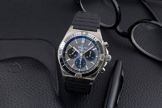  Breitling Chronomat 42 B01 42 Titan Automatik Ref. EB0134101M1S1 B&P 