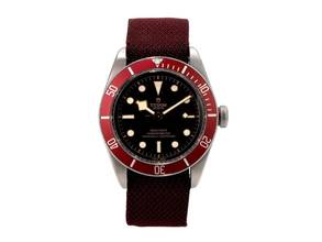 チューダー ブラックベイ Ref. M79230R-0009 ボルドー色のテキスタイルバンド