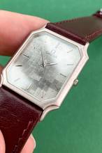 Thumbnail von Omega Classic Very Rare Quartz in 950 Solid Platinum Structured Dial Vintage