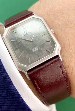 Omega Classic Very Rare Quarz in 950 Solid Platinum Structured Dial Vintage