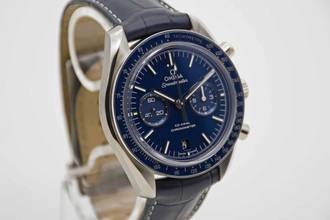 Thumbnail von Omega Speedmaster Moonwatch Chronograph, nearly new titanium Speedy dial, blue, from 2024