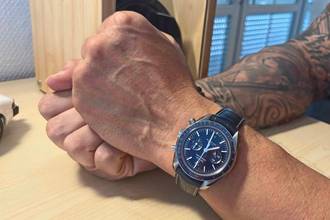 Thumbnail von Omega Speedmaster Moonwatch Chronograph, nearly new titanium Speedy dial, blue, from 2024