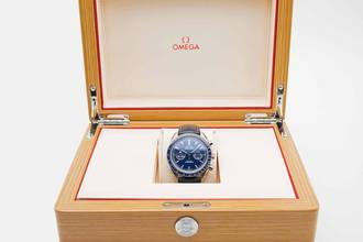 Thumbnail von Omega Speedmaster Moonwatch Chronograph, nearly new titanium Speedy dial, blue, from 2024