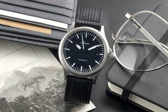 Sinn 556 ステンレス 自動巻き メンズ腕時計 Ref. 556.010 箱＆ペーパー 2025