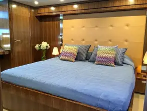 Thumbnail von Riviera Enclosed Flybridge 77
