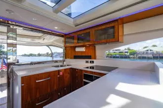 Thumbnail von Riviera 6000 Sport Yacht