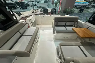 Thumbnail von Boston Whaler 330 Vantage
