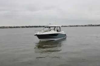 Thumbnail von Boston Whaler 365 Conquest