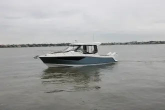 Thumbnail von Boston Whaler 365 Conquest