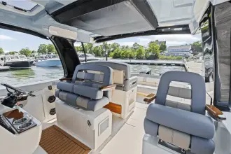 Thumbnail von Boston Whaler 380 Realm