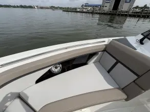 Thumbnail von Boston Whaler 330 Vantage
