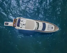 Thumbnail von Azimut 75 Thinks It's His Too