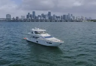 Thumbnail von Azimut 75 Thinks It's His Too