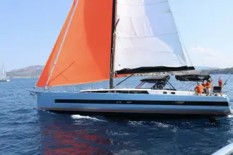 Beneteau Oceanis Yacht 62.