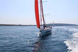 Thumbnail von Beneteau Oceanis Yacht 62.