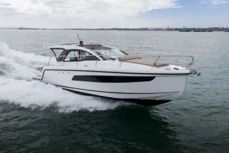 Sealine S335 See her at all upcoming boat shows
