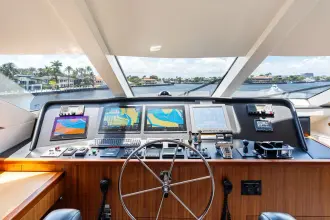 Thumbnail von Hatteras 80 Enclosed Bridge Skylounge