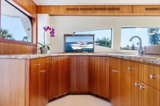 Thumbnail von Hatteras 80 Enclosed Bridge Skylounge