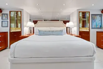 Thumbnail von Hatteras 80 Enclosed Bridge Skylounge