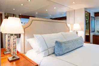Thumbnail von Hatteras 80 Enclosed Bridge Skylounge