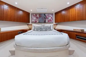Thumbnail von Hatteras 80 Enclosed Bridge Skylounge