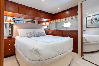 Thumbnail von Hatteras 80 Enclosed Bridge Skylounge