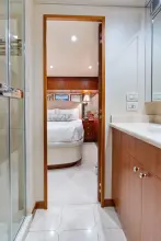 Thumbnail von Hatteras 80 Enclosed Bridge Skylounge