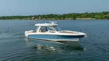 Boston Whaler 350 Realm BLUE SKIES