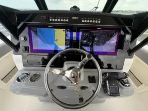 Thumbnail von Boston Whaler 360 Outrage