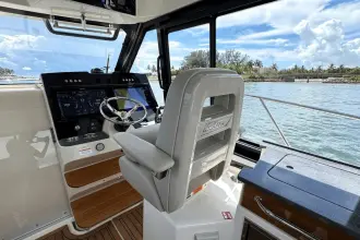 Thumbnail von Boston Whaler 365 Conquest