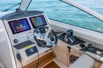 Thumbnail von Boston Whaler 320 Vantage