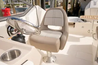 Thumbnail von Boston Whaler 210 Vantage