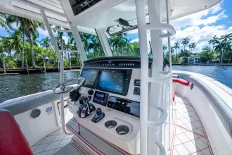 Thumbnail von Boston Whaler Outrage 330