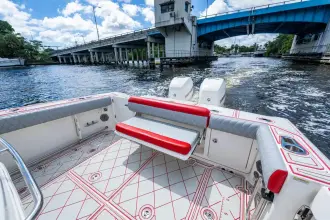 Thumbnail von Boston Whaler Outrage 330