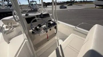 Thumbnail von Boston Whaler 210 Montauk