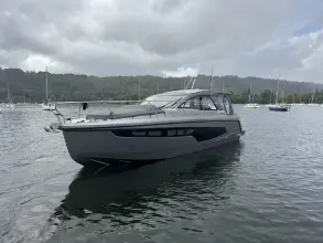 Sealine S335