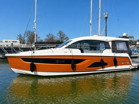 Sealine C390 Ready for the season