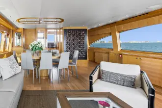 Thumbnail von Hatteras 80 Enclosed Bridge Skylounge