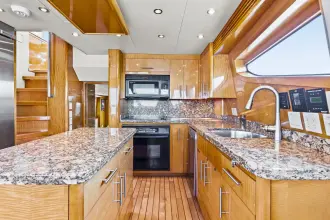 Thumbnail von Hatteras 80 Enclosed Bridge Skylounge