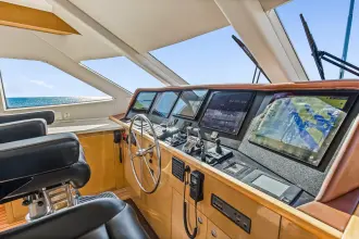 Thumbnail von Hatteras 80 Enclosed Bridge Skylounge